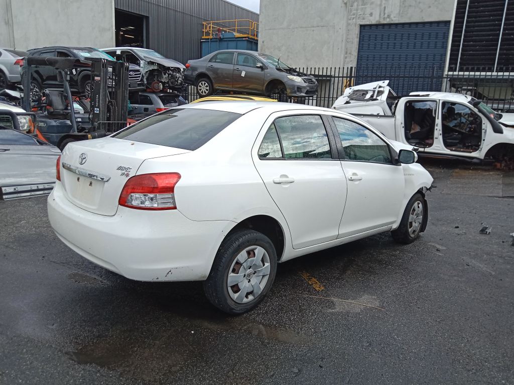 P5606 - Toyota Yaris sedan 2009 White Wrecking - Image 14