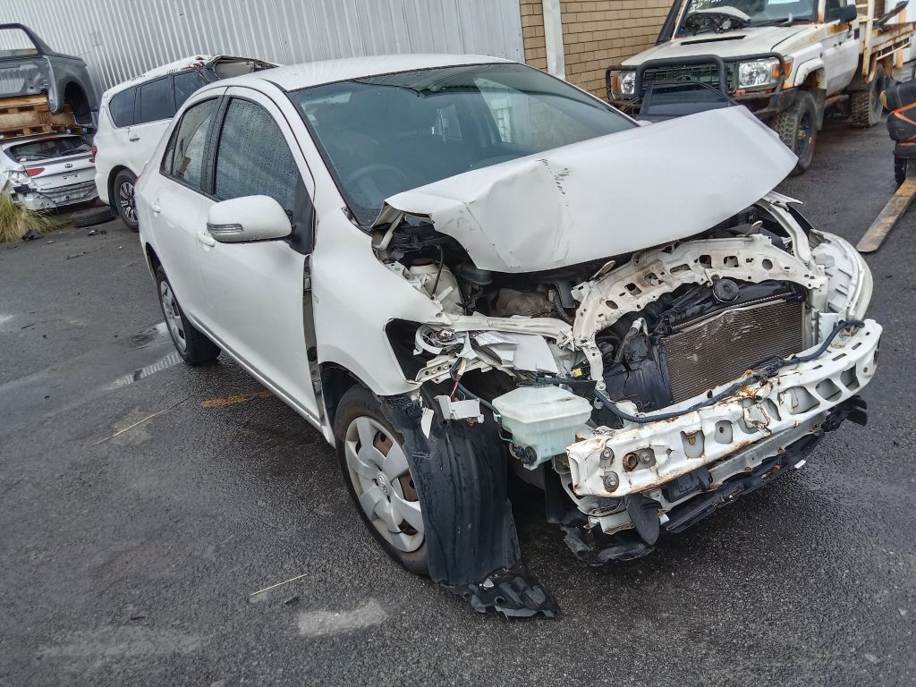 P5606 - Toyota Yaris sedan 2009 White Wrecking - Image 15