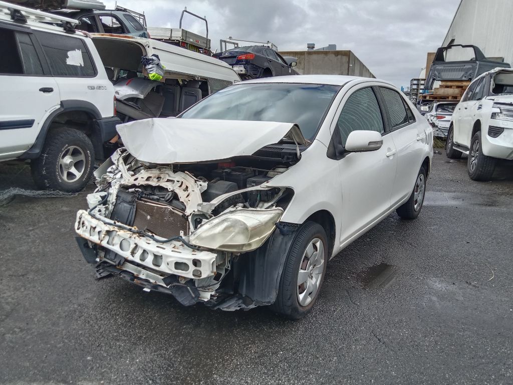P5606 - Toyota Yaris sedan 2009 White Wrecking - Image 16