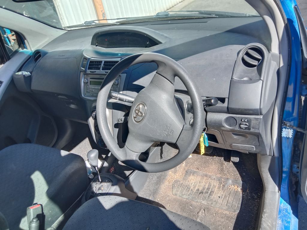 P5665 - Toyota Yaris 2009 Blue Wrecking - Image 3