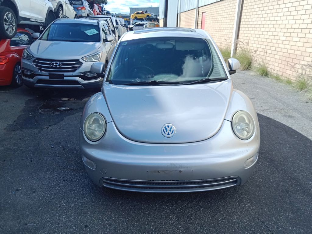 P5670 - Volkswagen Beetle 2000 Silver Wrecking