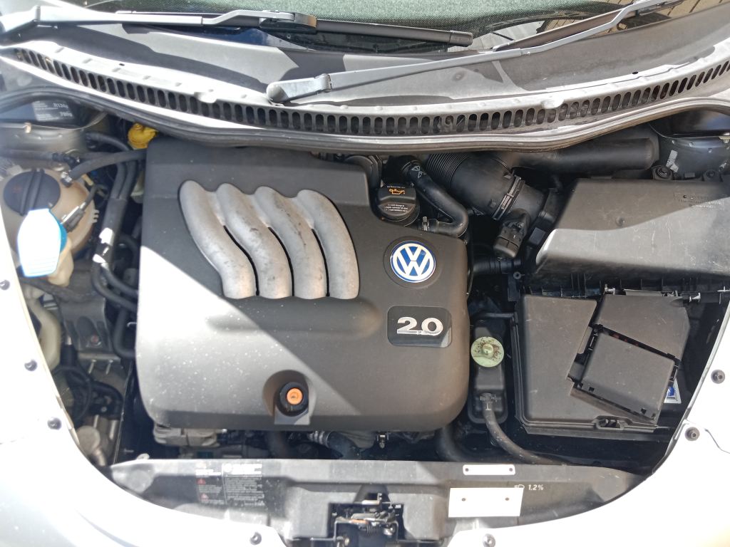 P5670 - Volkswagen Beetle 2000 Silver Wrecking - Image 3