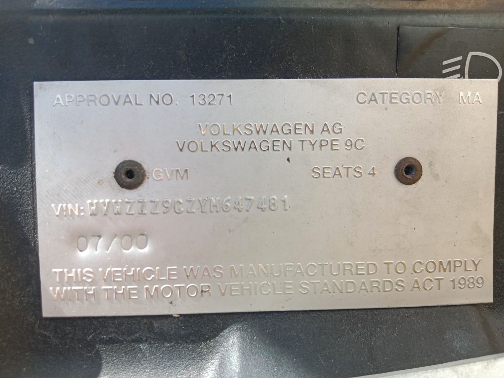 P5670 - Volkswagen Beetle 2000 Silver Wrecking - Image 4