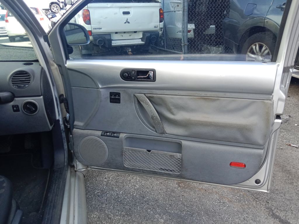 P5670 - Volkswagen Beetle 2000 Silver Wrecking - Image 8