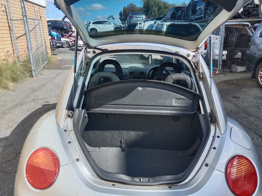 P5670 - Volkswagen Beetle 2000 Silver Wrecking - Image 10