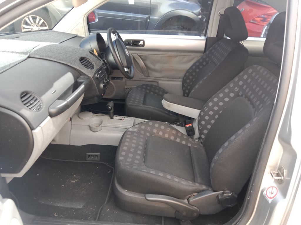 P5670 - Volkswagen Beetle 2000 Silver Wrecking - Image 12