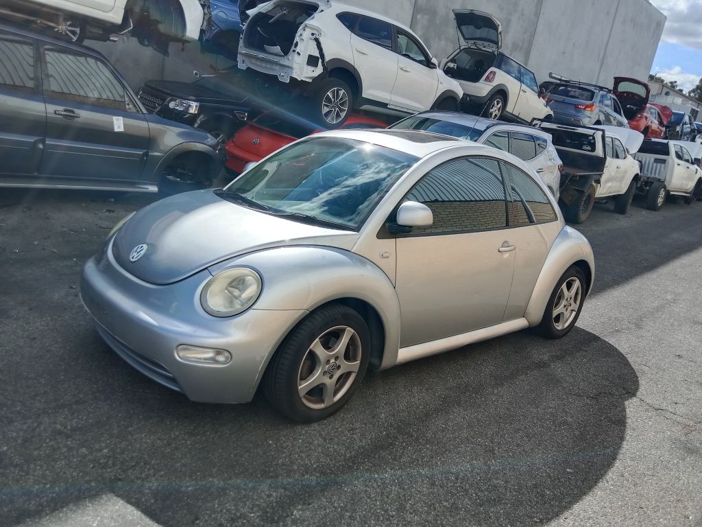 P5670 - Volkswagen Beetle 2000 Silver Wrecking - Image 13