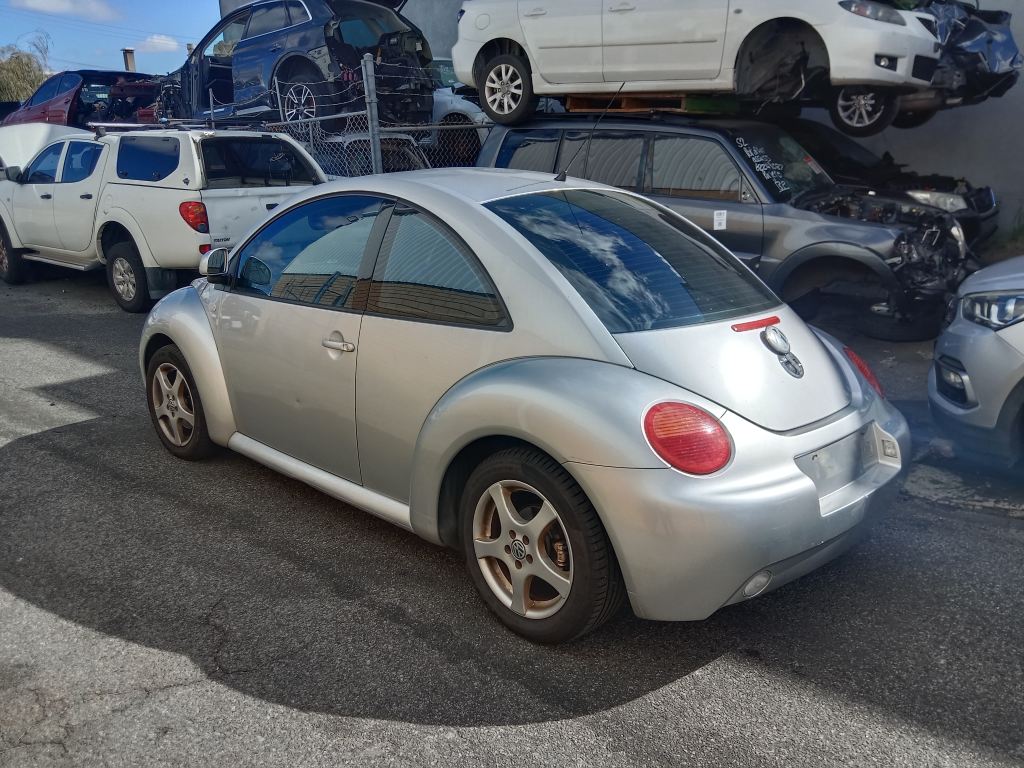 P5670 - Volkswagen Beetle 2000 Silver Wrecking - Image 14