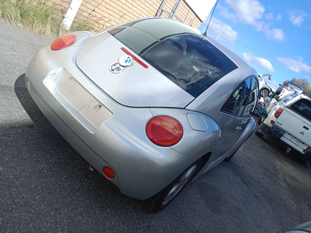 P5670 - Volkswagen Beetle 2000 Silver Wrecking - Image 15