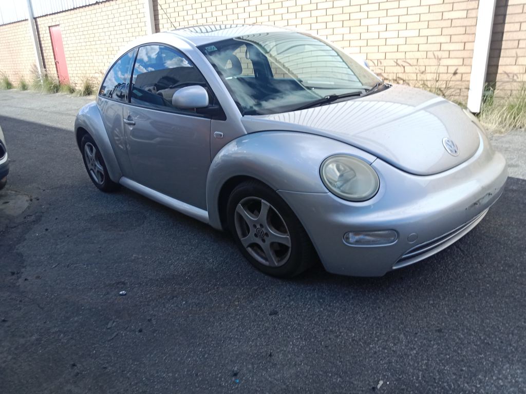 P5670 - Volkswagen Beetle 2000 Silver Wrecking - Image 16