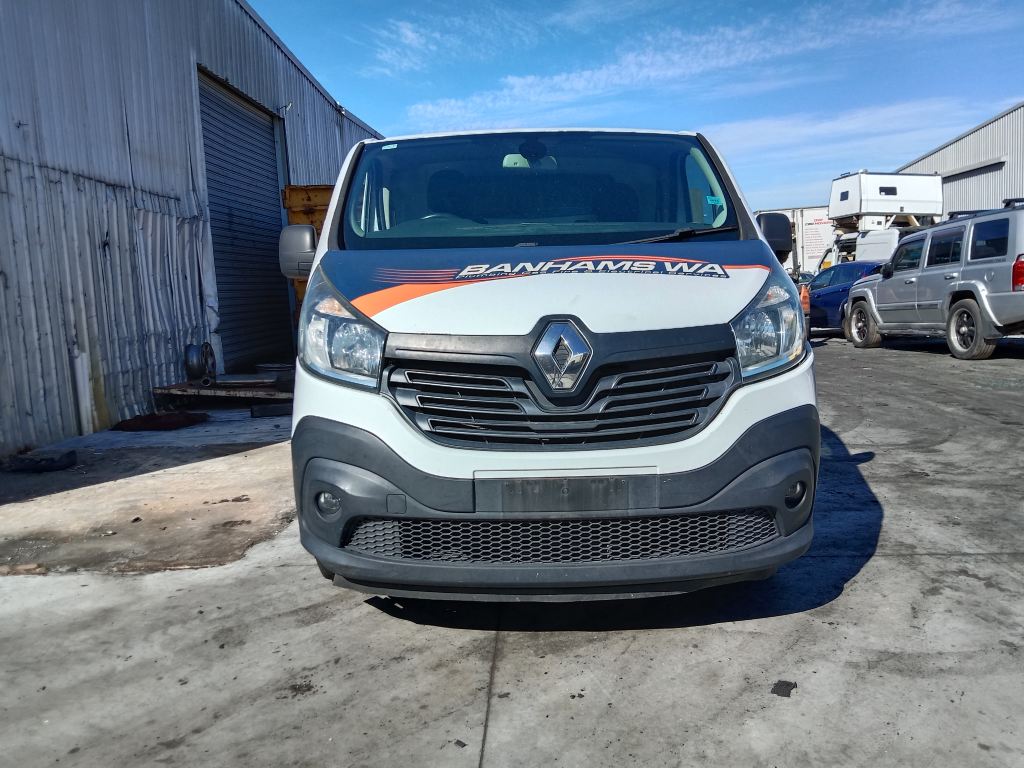 P5673 - Renault traffic 2015 White Wrecking