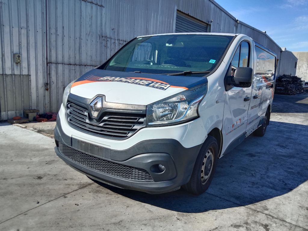 P5673 - Renault traffic 2015 White Wrecking - Image 15