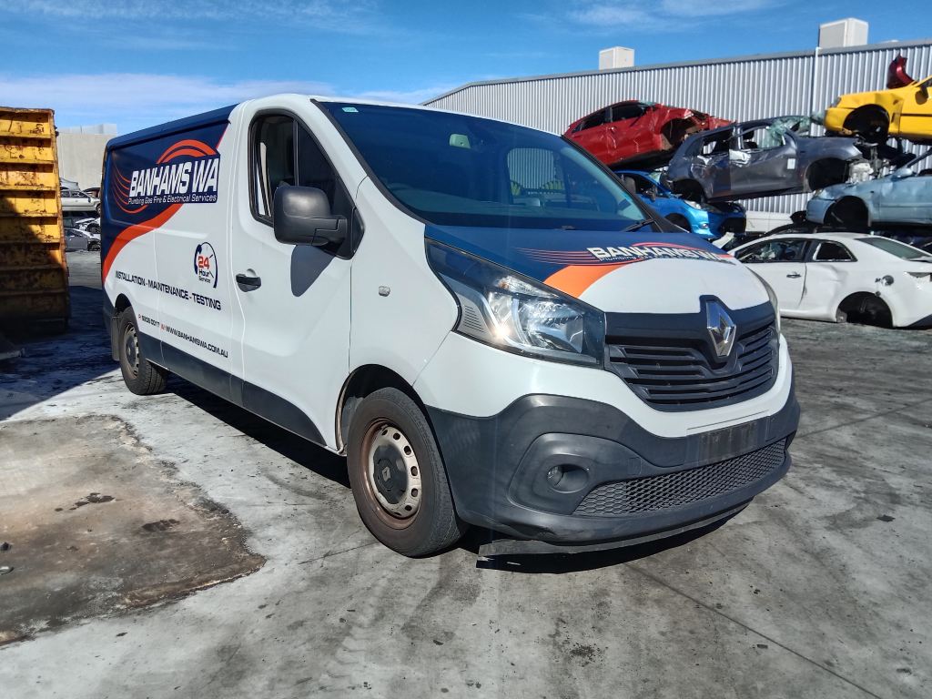 P5673 - Renault traffic 2015 White Wrecking - Image 16