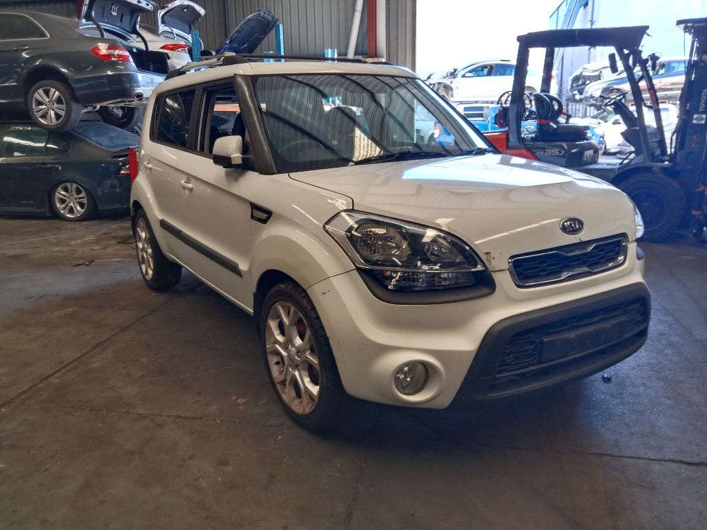 P5678 - Kia Soul 2011 White Wrecking