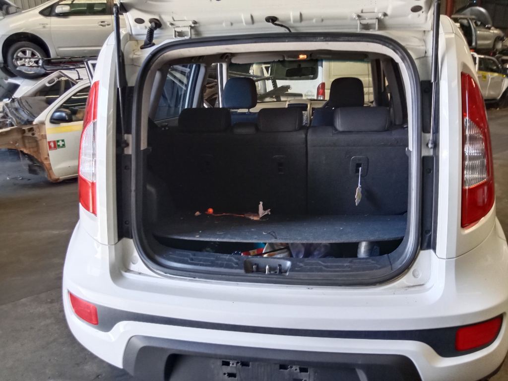 P5678 - Kia Soul 2011 White Wrecking - Image 6