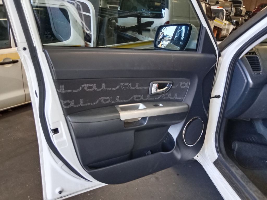 P5678 - Kia Soul 2011 White Wrecking - Image 8