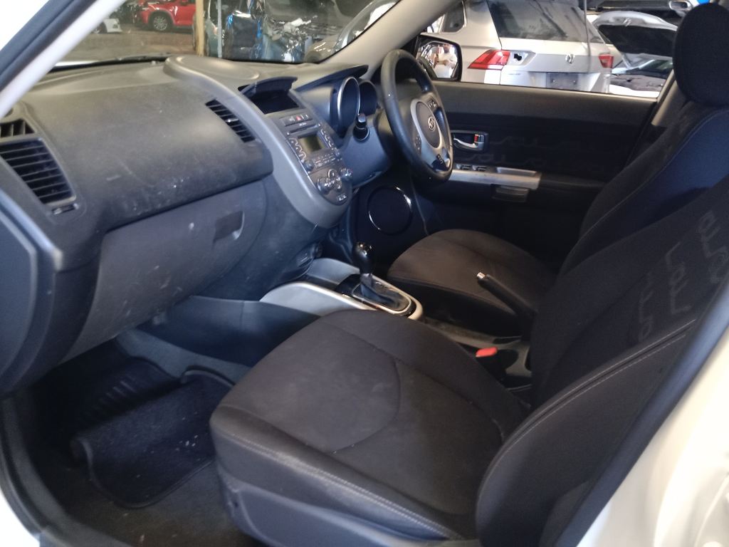 P5678 - Kia Soul 2011 White Wrecking - Image 9