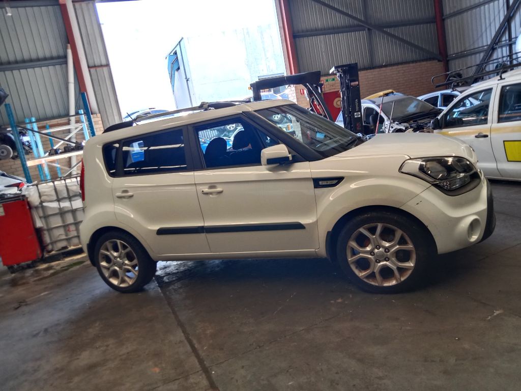 P5678 - Kia Soul 2011 White Wrecking - Image 15