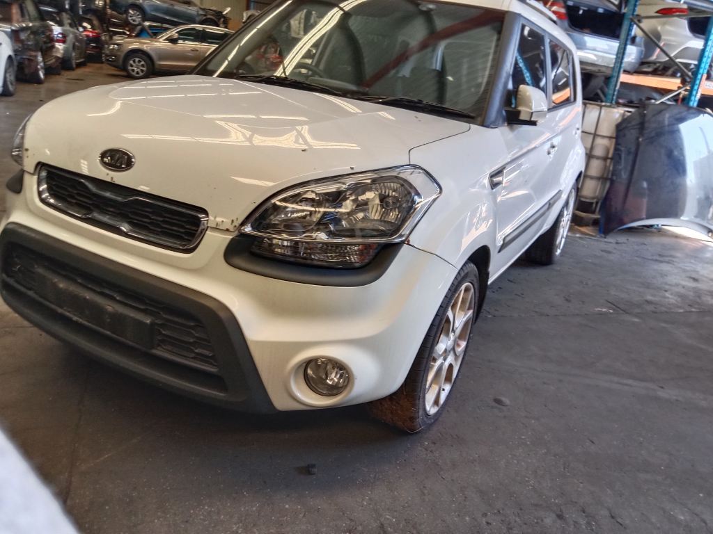 P5678 - Kia Soul 2011 White Wrecking - Image 16