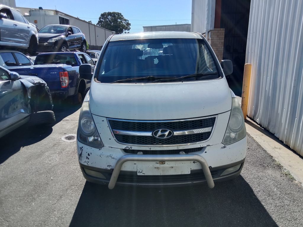 P5694 - Hyundai iload/IMAX 2011 White Wrecking