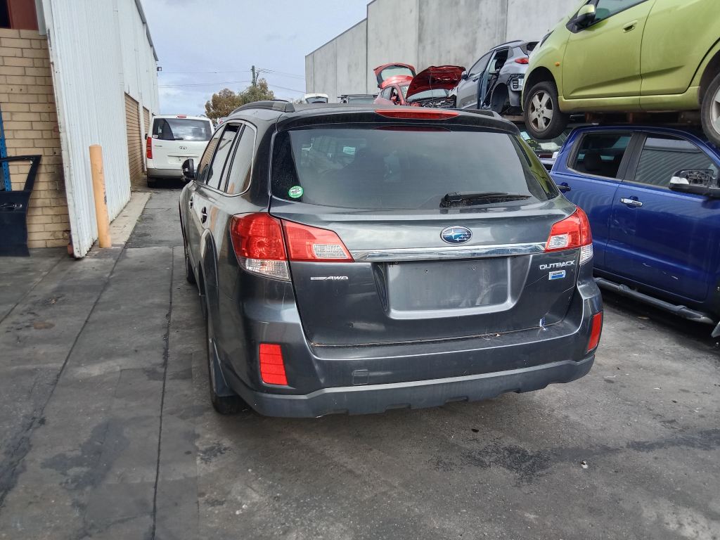 P5696 - Subaru outback 2010 Grey Wrecking - Image 13