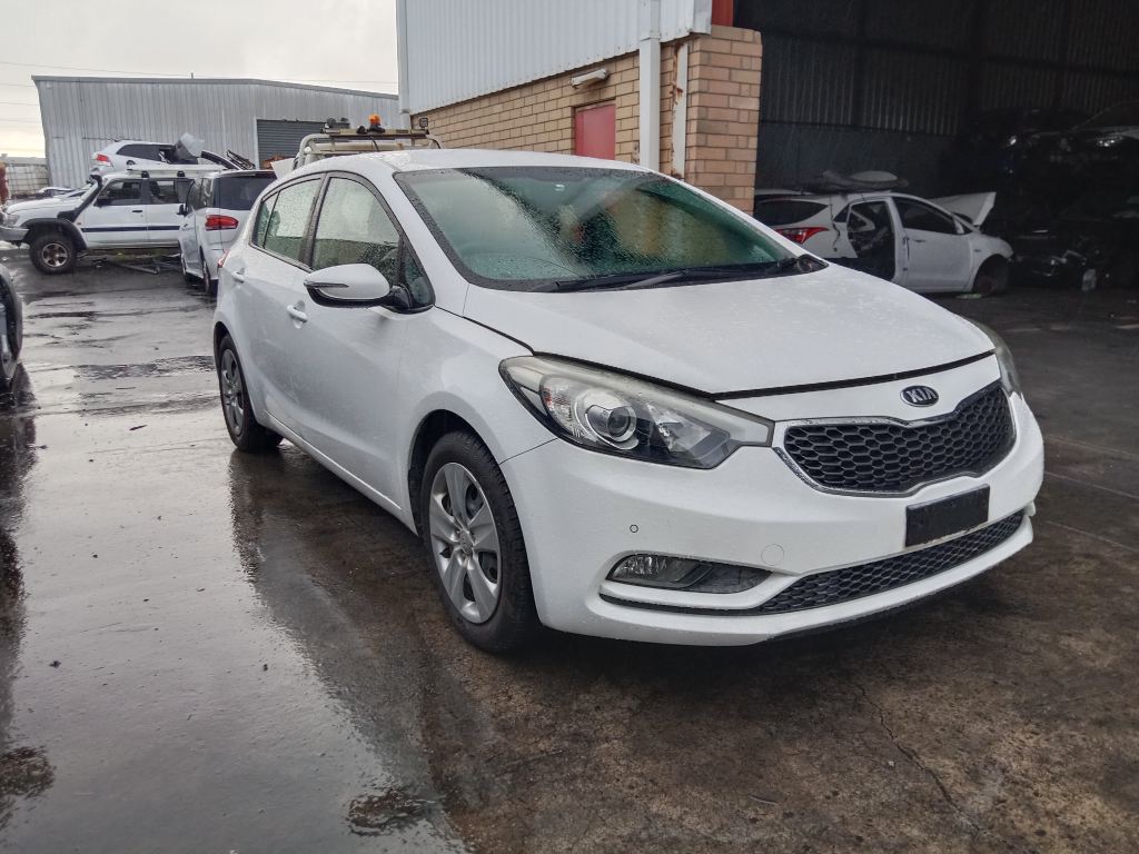 P5698 - Kia Cerato 2014 hatchback White Wrecking