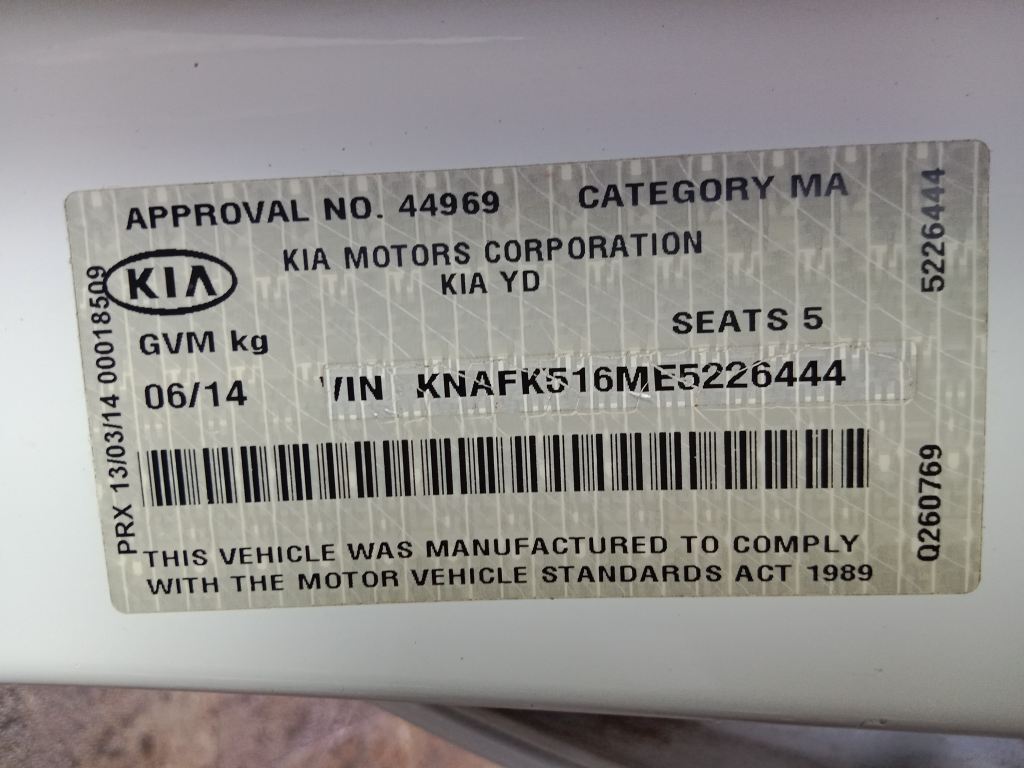 P5698 - Kia Cerato 2014 hatchback White Wrecking - Image 4