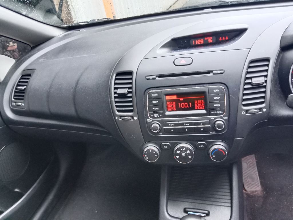 P5698 - Kia Cerato 2014 hatchback White Wrecking - Image 5