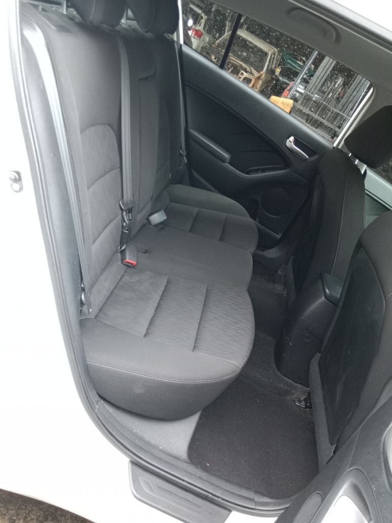 P5698 - Kia Cerato 2014 hatchback White Wrecking - Image 7
