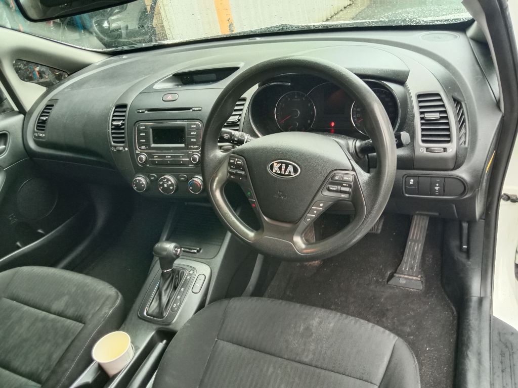 P5698 - Kia Cerato 2014 hatchback White Wrecking - Image 8
