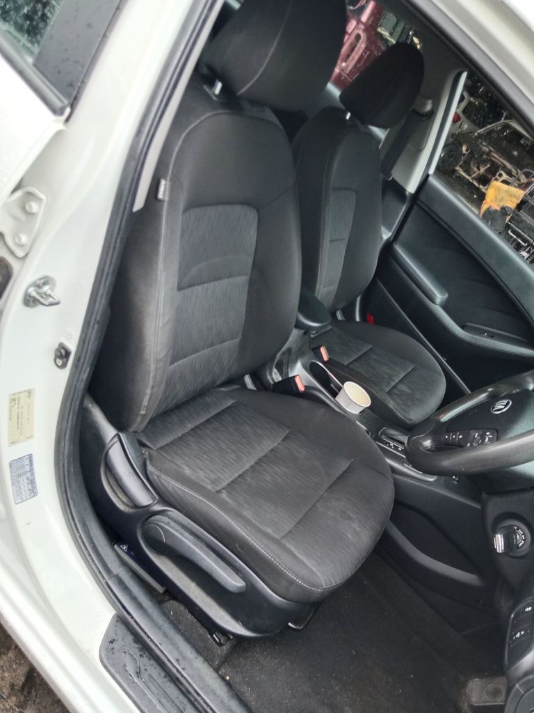 P5698 - Kia Cerato 2014 hatchback White Wrecking - Image 9
