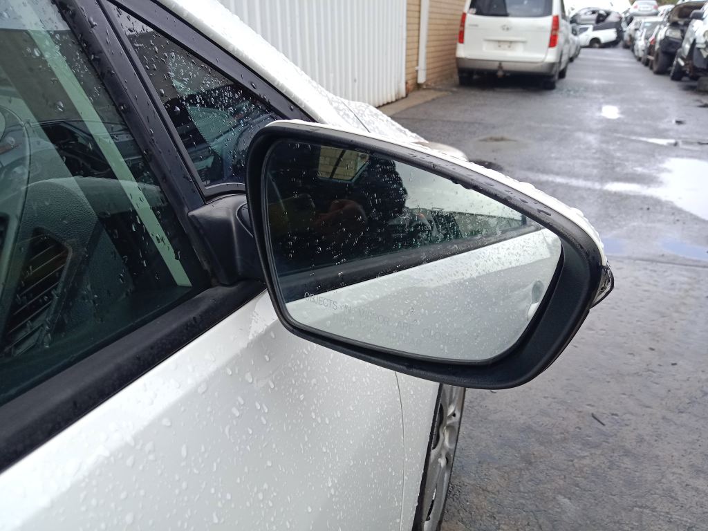 P5698 - Kia Cerato 2014 hatchback White Wrecking - Image 12