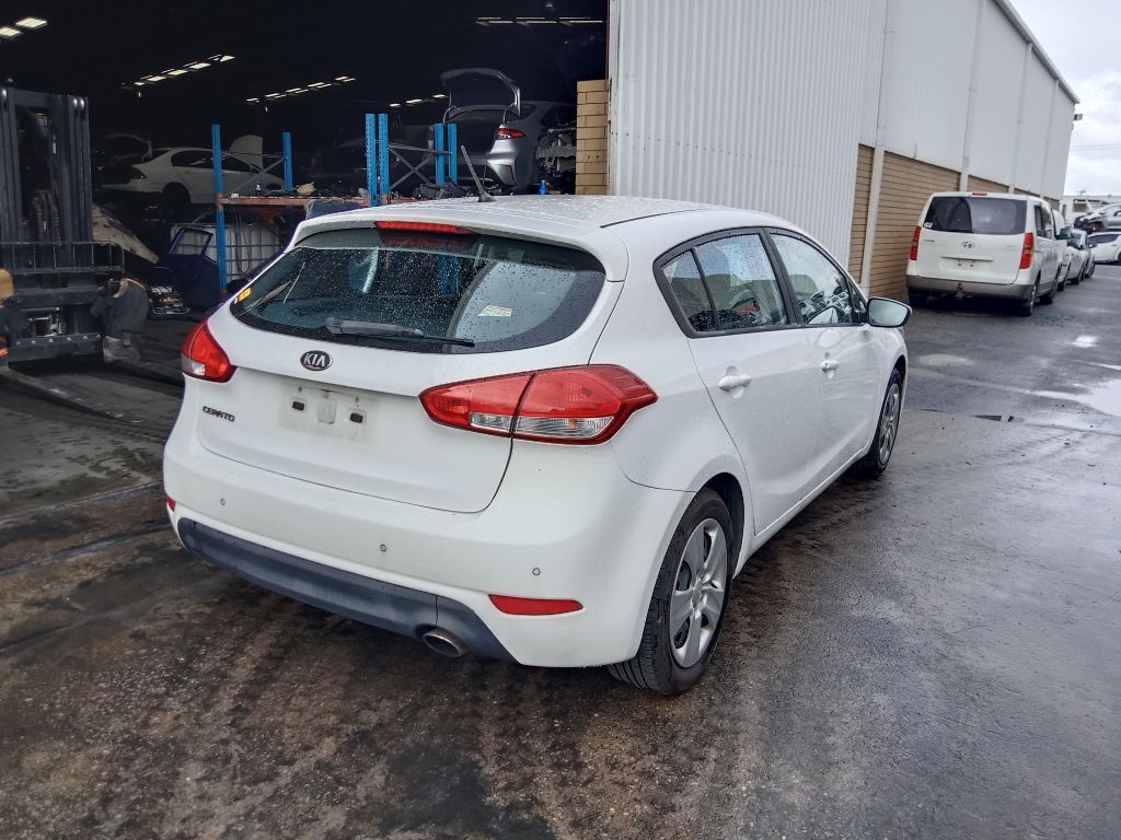 P5698 - Kia Cerato 2014 hatchback White Wrecking - Image 14