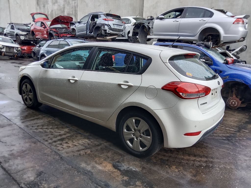 P5698 - Kia Cerato 2014 hatchback White Wrecking - Image 15