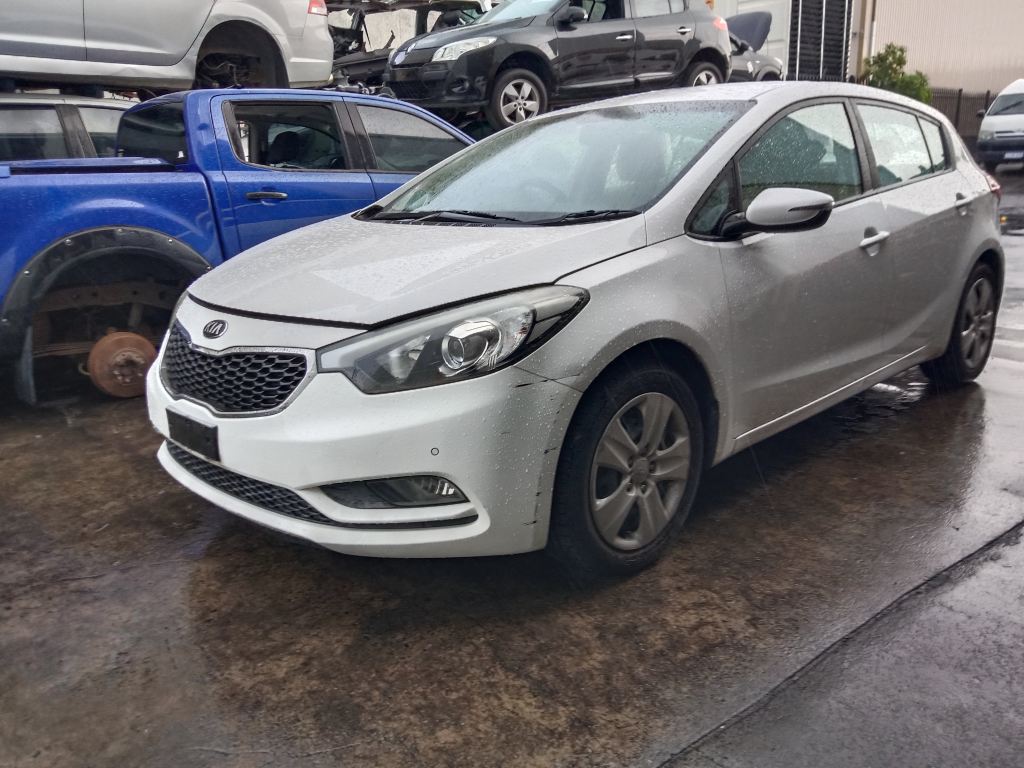 P5698 - Kia Cerato 2014 hatchback White Wrecking - Image 16