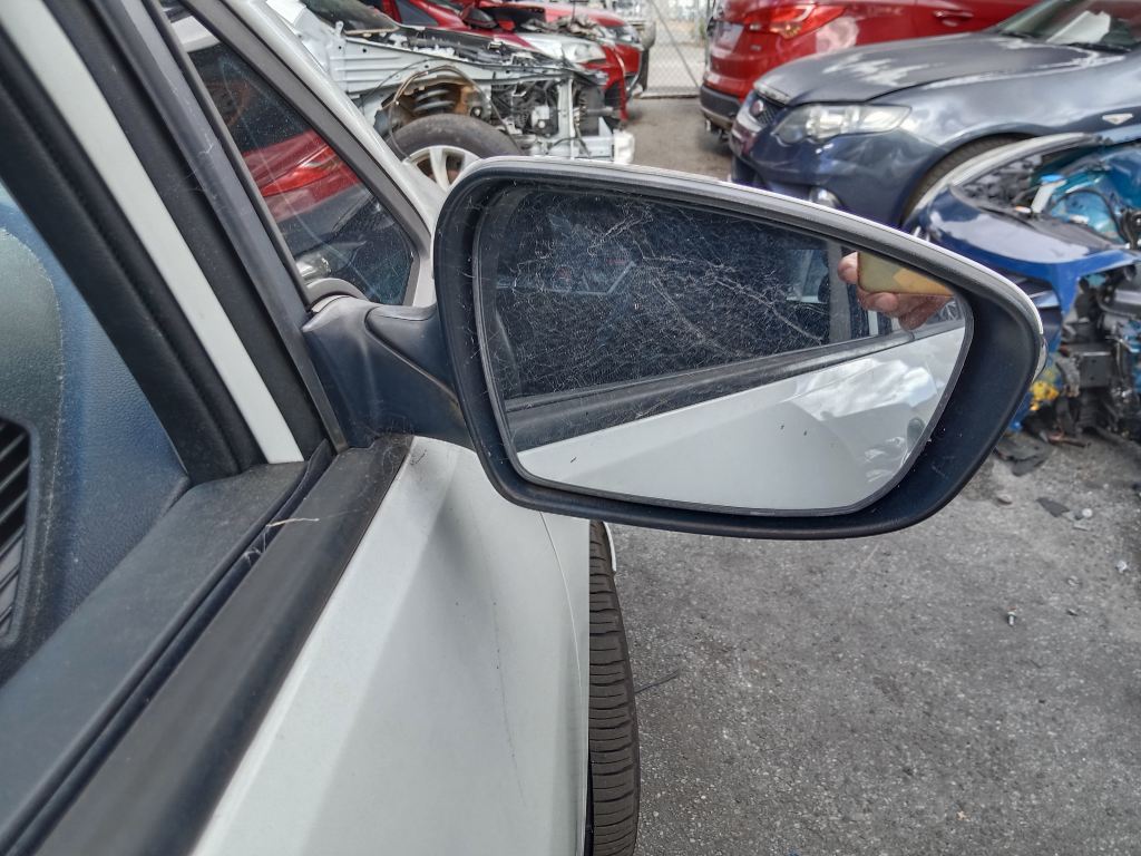 P5720 - Kia Cerato hatchback 2018 White Wrecking - Image 6