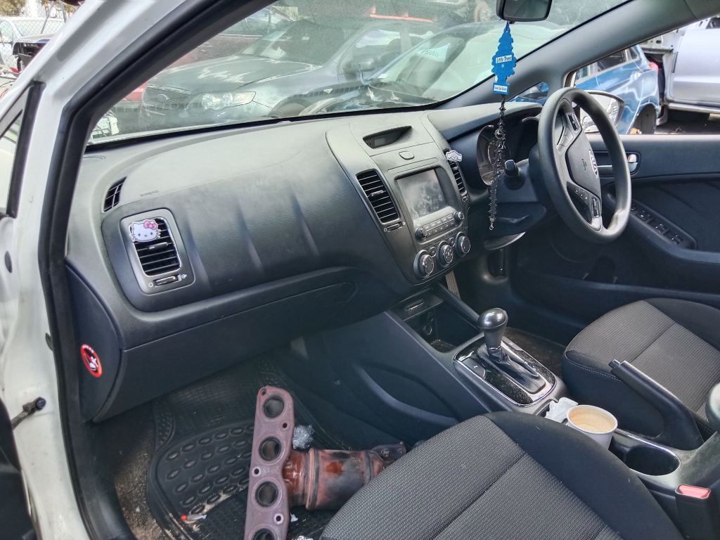 P5720 - Kia Cerato hatchback 2018 White Wrecking - Image 12