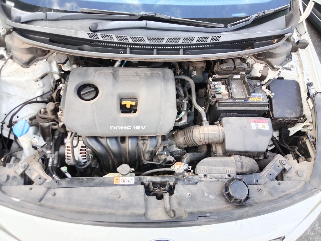 P5720 - Kia Cerato hatchback 2018 White Wrecking - Image 16