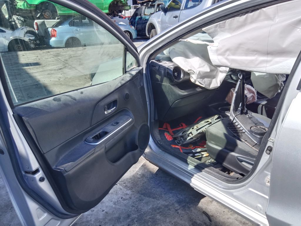P5741 - Toyota Prius C 2017 Silver Wrecking - Image 5