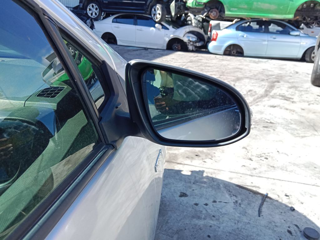 P5741 - Toyota Prius C 2017 Silver Wrecking - Image 10