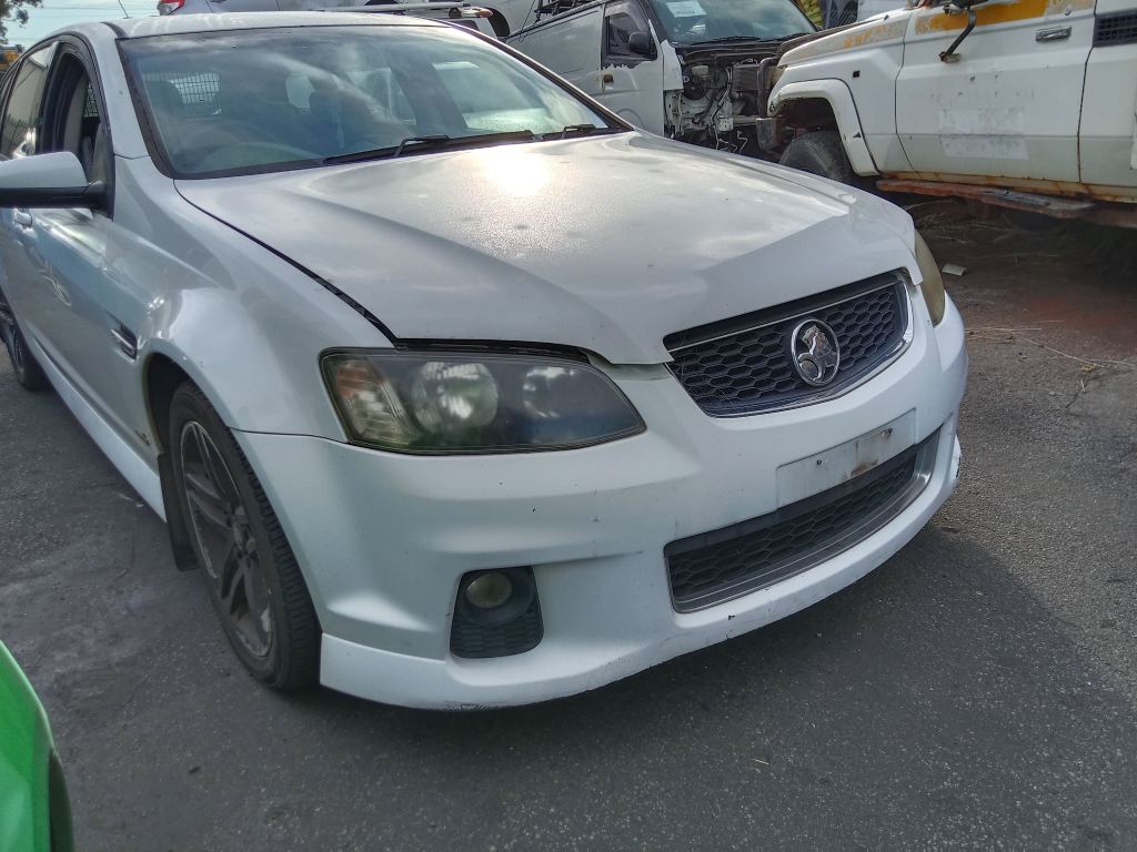 P5743 - Holden Commodore SV6 2012 White Wrecking