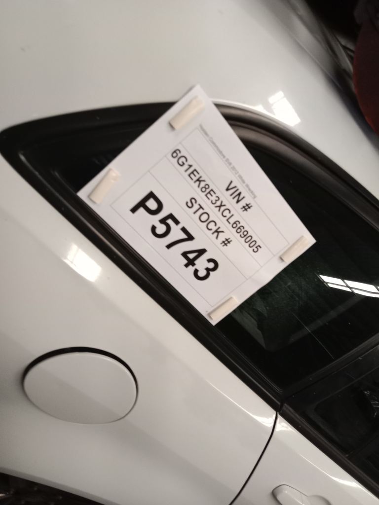 P5743 - Holden Commodore SV6 2012 White Wrecking - Image 2