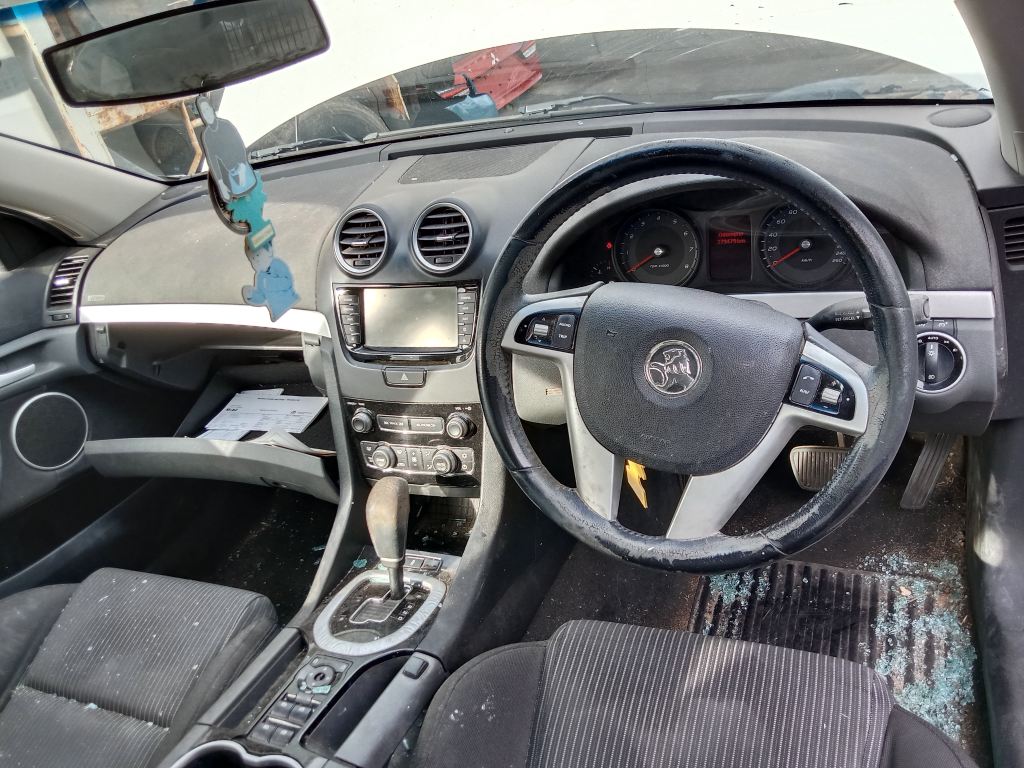 P5743 - Holden Commodore SV6 2012 White Wrecking - Image 3