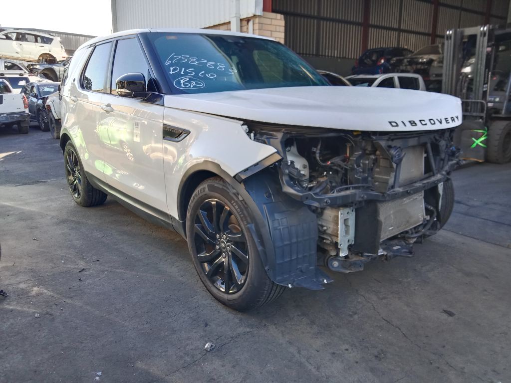 P5749 - Land Rover Discovery 2017 White Wrecking