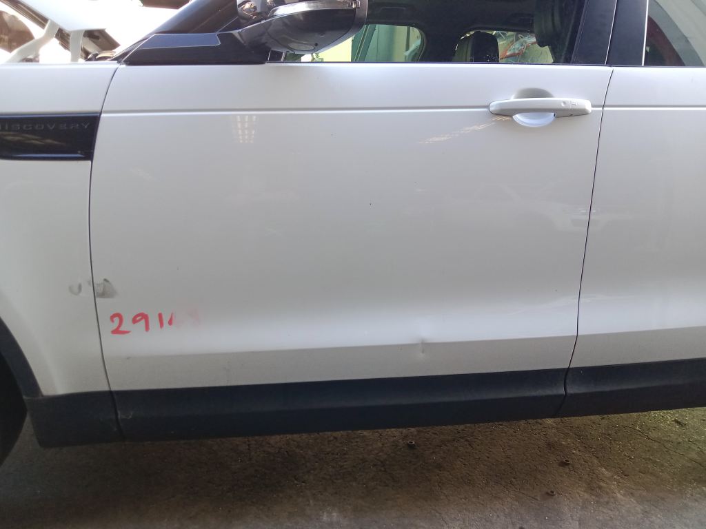 P5749 - Land Rover Discovery 2017 White Wrecking - Image 3