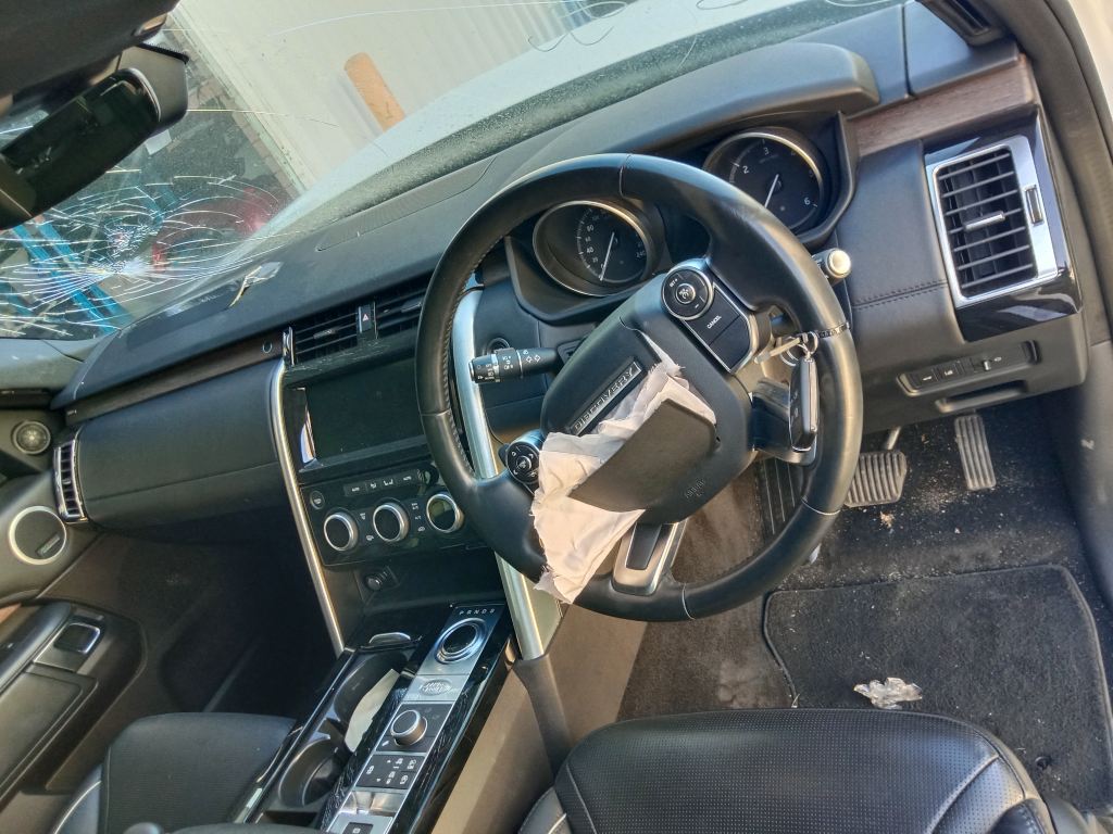 P5749 - Land Rover Discovery 2017 White Wrecking - Image 5