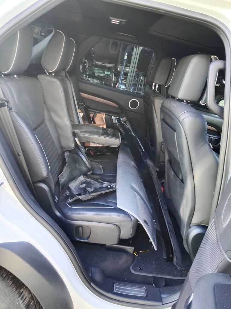 P5749 - Land Rover Discovery 2017 White Wrecking - Image 9