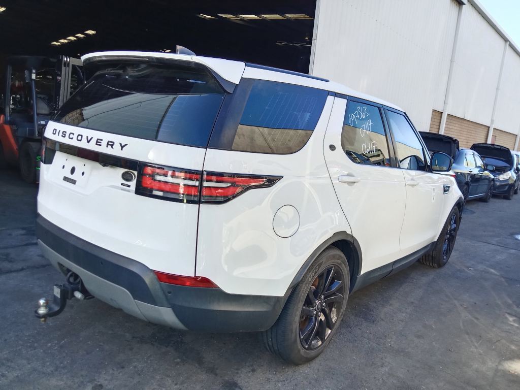 P5749 - Land Rover Discovery 2017 White Wrecking - Image 12
