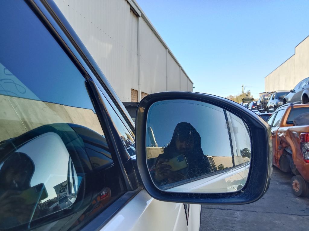 P5749 - Land Rover Discovery 2017 White Wrecking - Image 15