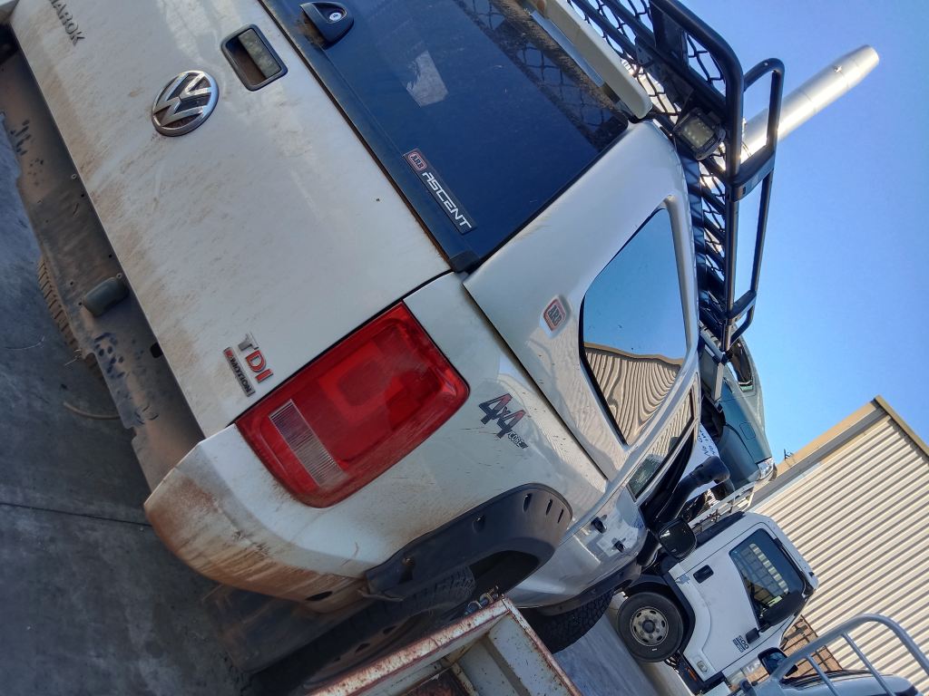 P5750 - Volkswagen Amarok 2017 White Wrecking - Image 2